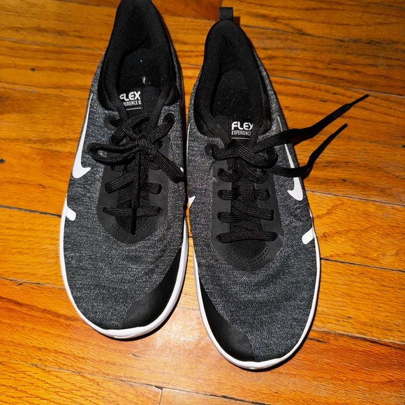 Nike running shoe - Picture 3 of 4